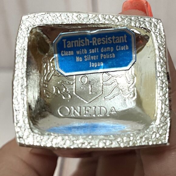 Vintage Oneida Chippendale Set Silverplate Salt Pepper Shakers with Box - Picture 3 of 5